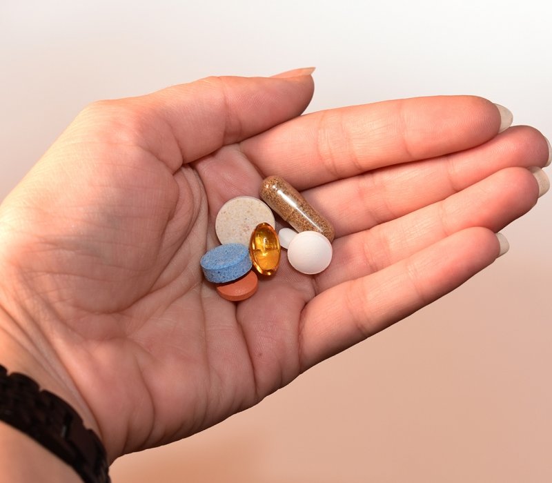 Suplementação nutricional Canva - Person Holding Medication Pill and Capsules.jpg